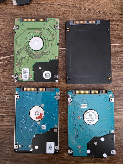 Zestaw 4 dyskow 2.5 cala HDD i SSD sprawne i uszkodzone