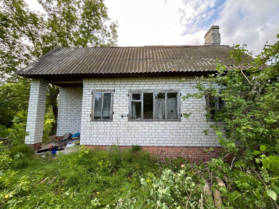 Будиночок із земельною ділянкою
