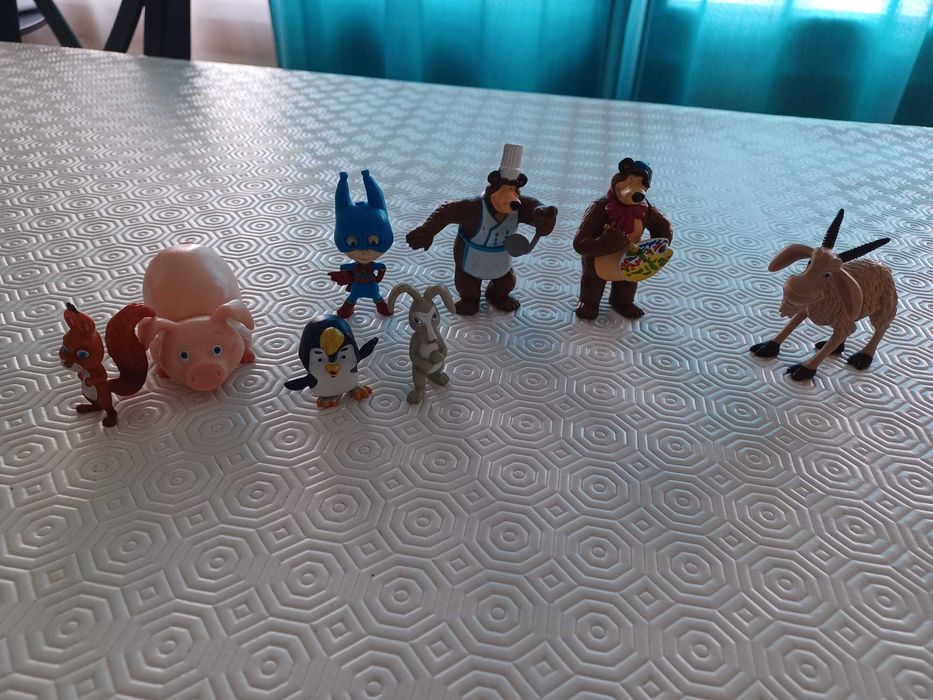 Vários brinquedos/figuras/jogos/animais.