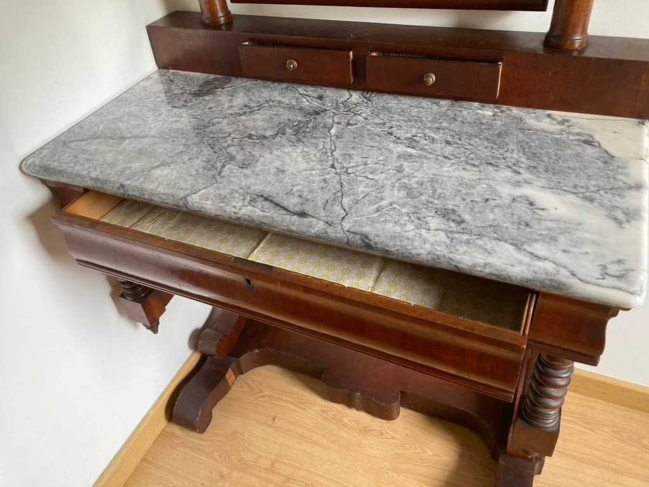Consola antiga de madeira trabalhada com tampo de pedra mámore e espelho acoplado