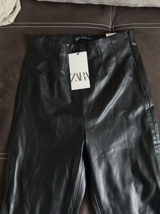 жіночі штани Zara зі штучної шкіри чорного кольору