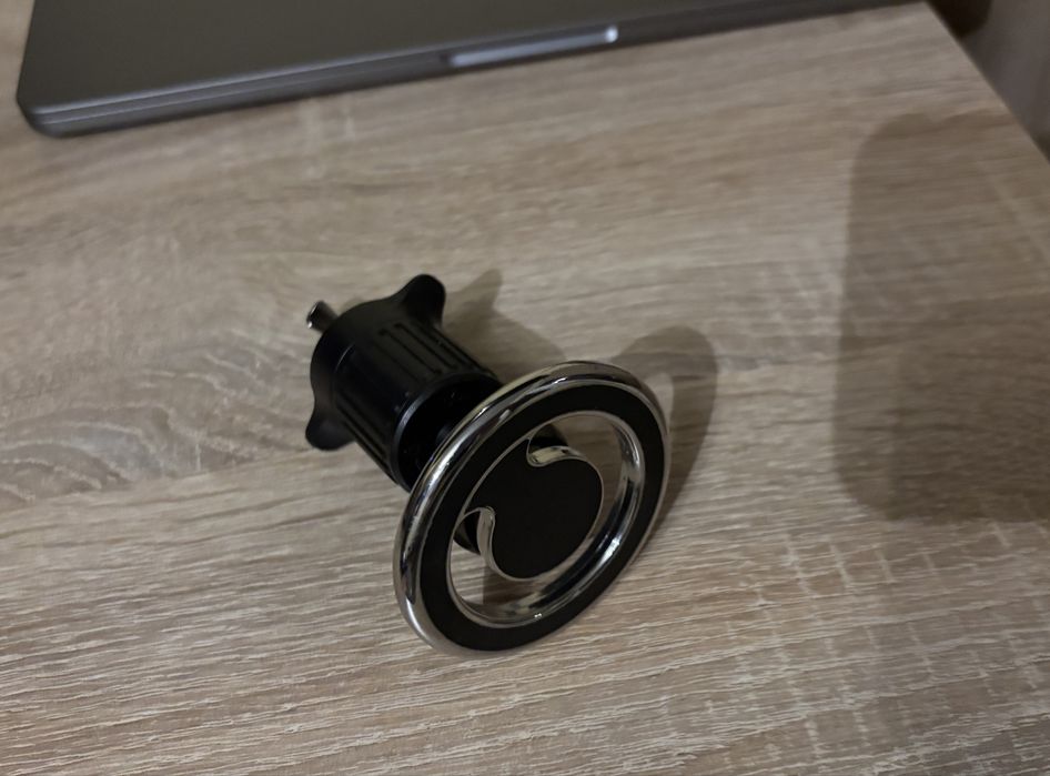 Uchwyt samochodowy na kratkę auta z magsafe