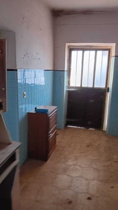 Terreno de 2200m2 com moradia para restauro.