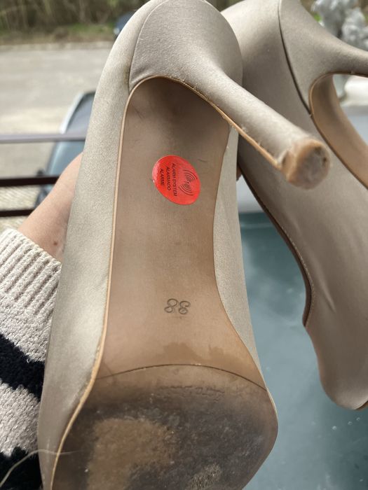 Zara sapatos altos acetinados creme 38