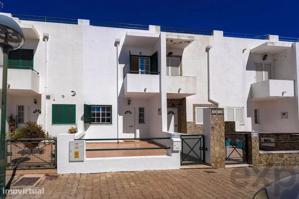 Moradia T2+1 com quintal e terraços com vista mar em Olhão, junto à Ri
