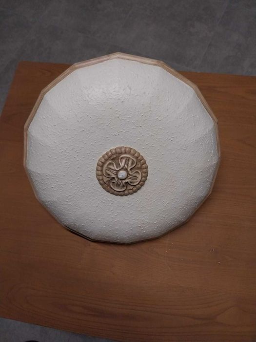 Candeeiro de teto feito em gesso e pintado à mão