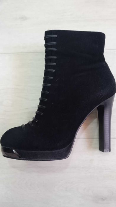 Продам замшевые демисезонные ботильоны