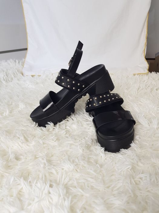 Czarne sandały na koturnie z ćwiekami / dżetami metal goth avantgarde