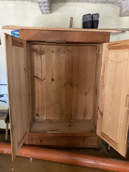 Stara duża szafa z litego drewna