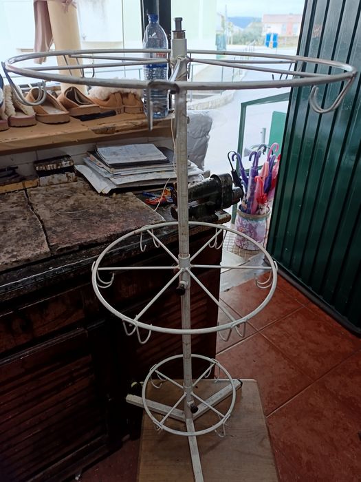 Vendo expositor giratório com 3 posições
