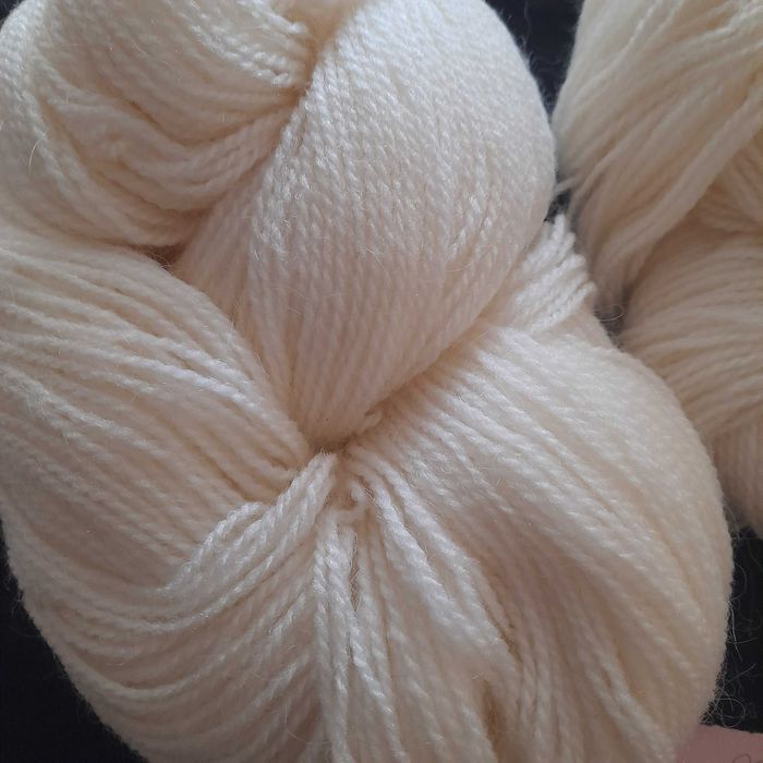 meadas de lã branca