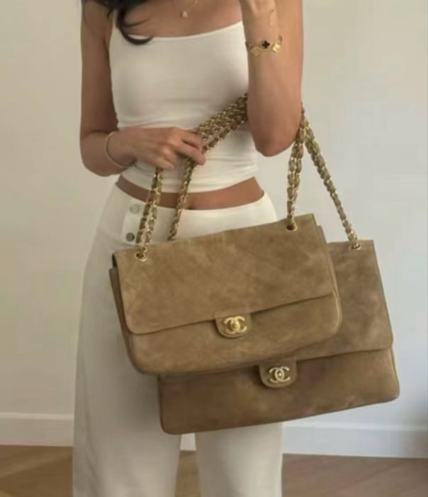 Сумка шанель Chane.. Maxi Flap Bag 2026 (26S) бежева замшева в наявності