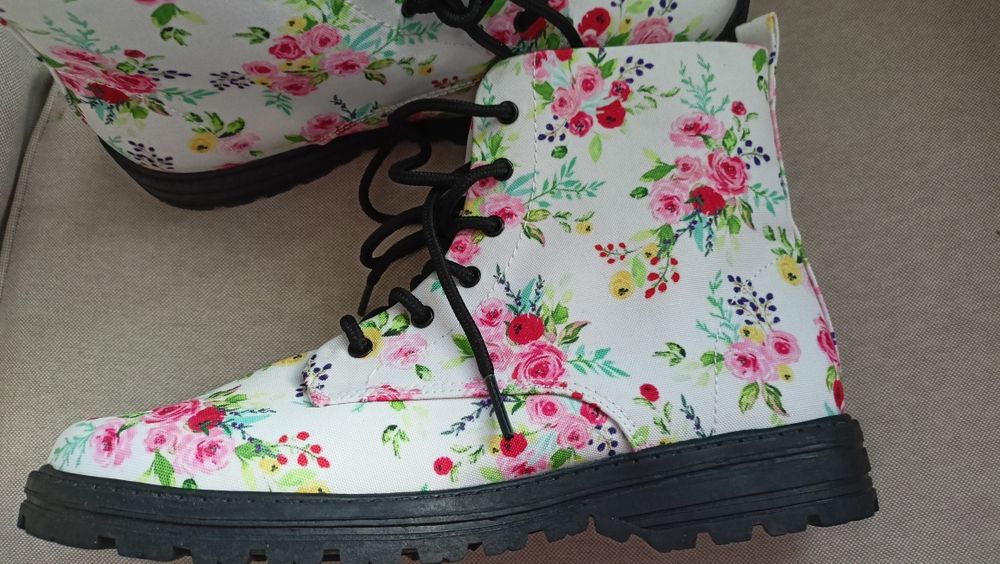 Botki z kwiatki. Nowe. R.39