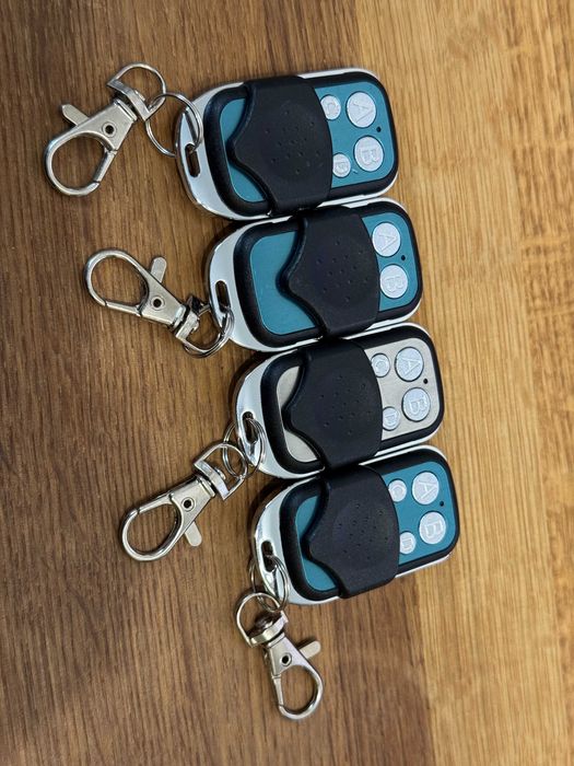 4 szt. Pilot Samokopiujący uniwersalny do bramy - 433,92 MHZ