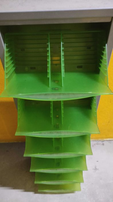 Estante de CDs em alumínio com gavetas translúcidas verdes