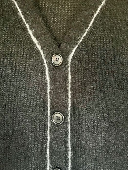 Czarny sweter marki Prada