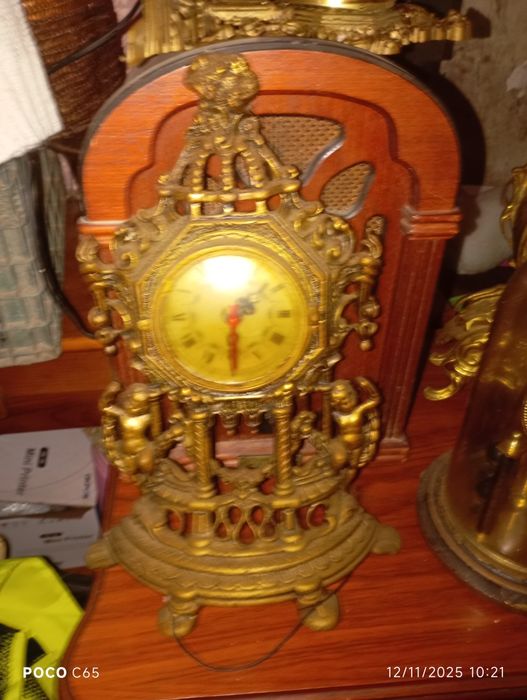 Vários relógios antigos