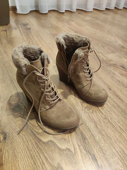 Botki na koturnie