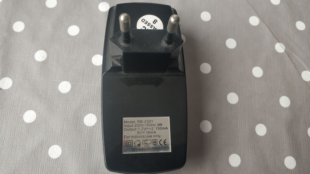 Carregador de Pilhas AA / AAA / 9V