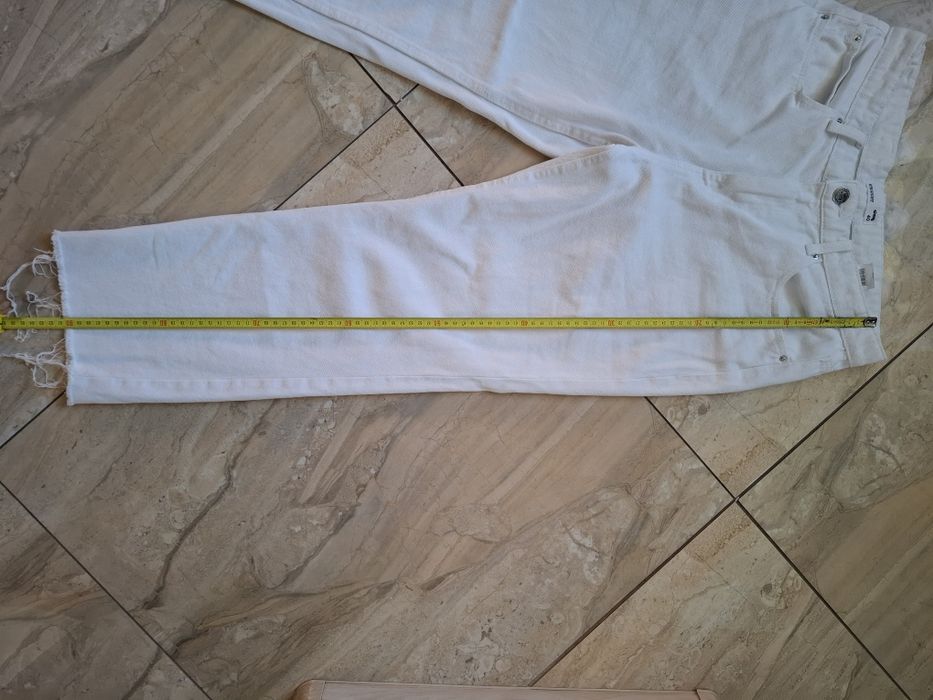 Białe spodnie jeansy straight fit sinsay 40