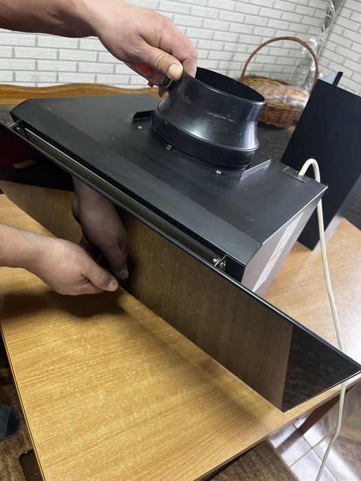 Продам кухонную вытяжку