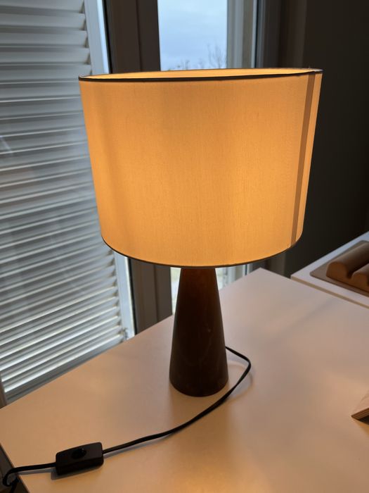 Candeeiro de mesa com abat-jour bege