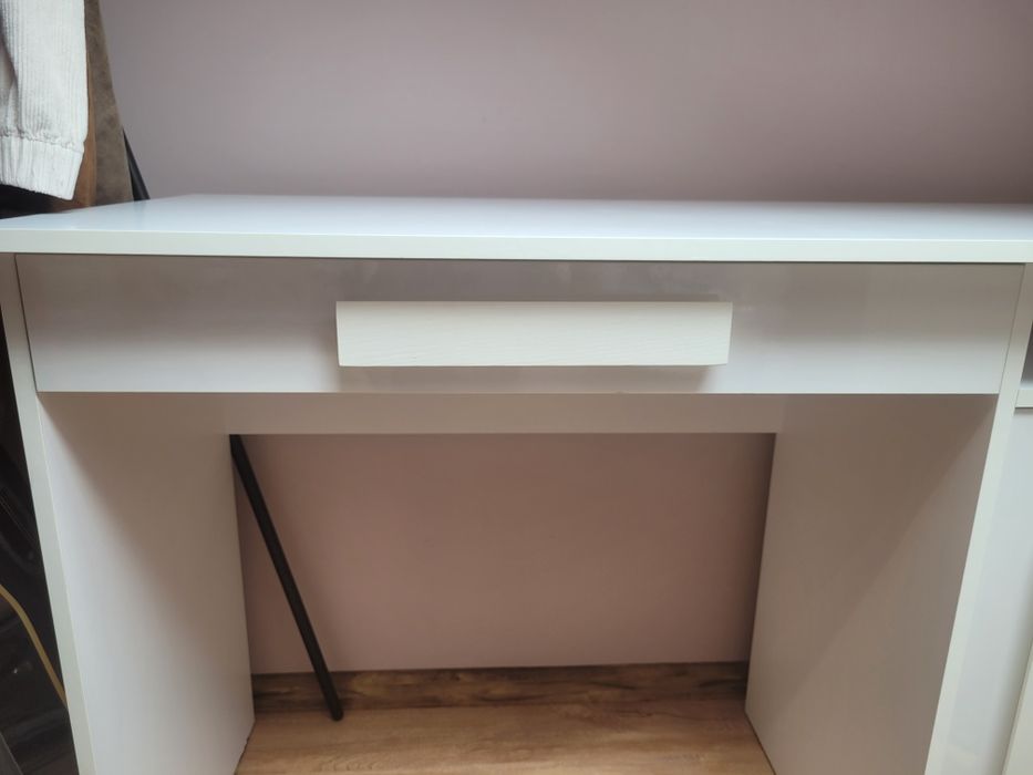 Białe biurko z szufladą i trzema półkami
