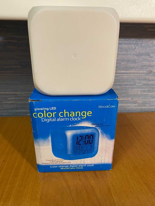 Электронные настольные часы с изменением цвета