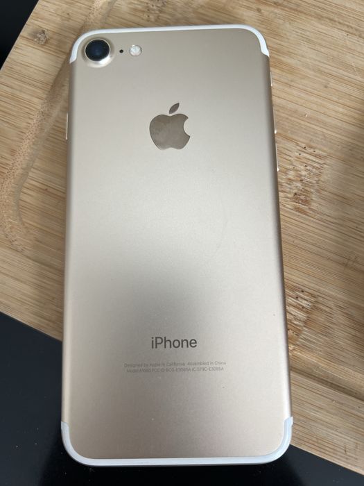 iPhone 7 dourado com pelicula