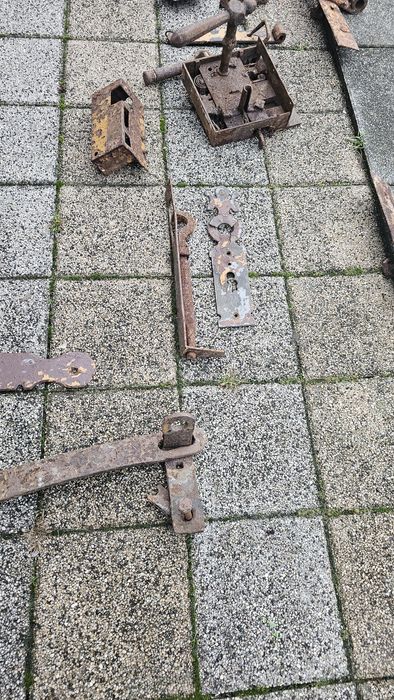 Stare okucia drzwiowe