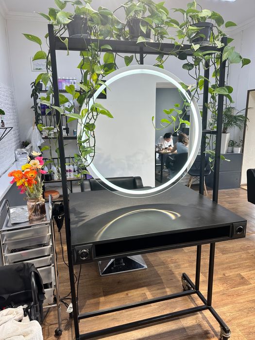 Робоча станція для перукаря, візажиста, бровиста
