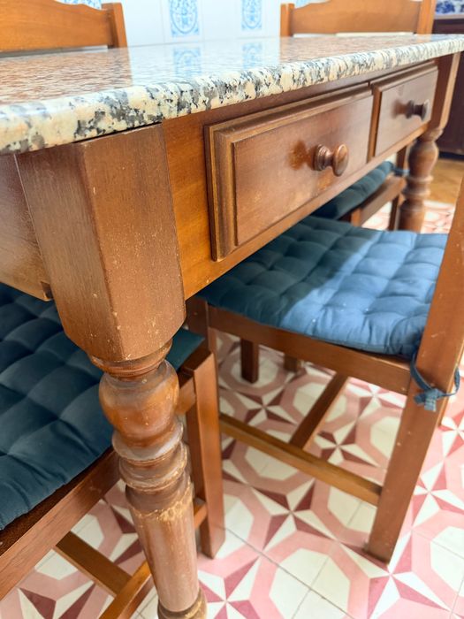 Mesa de madeira com pedra
