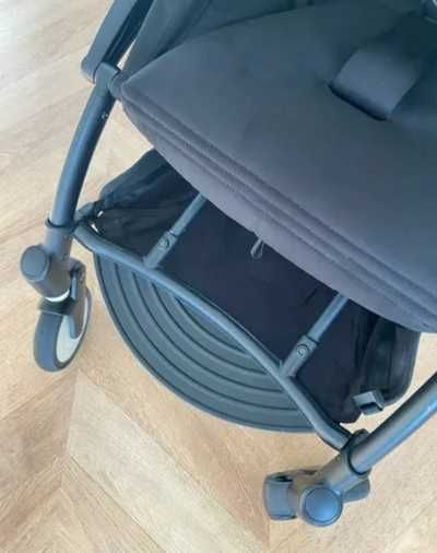 Carrinho de bebê compacto preto – leve, dobrável, em ótimo estado.