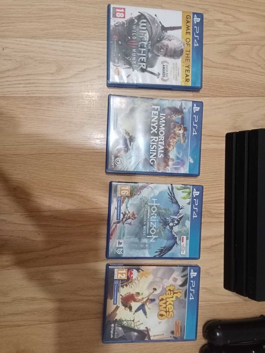 Zestaw PS4 PRO + Okulary VR + 2 pady + 2 pady move + 4 gry + ładowanie