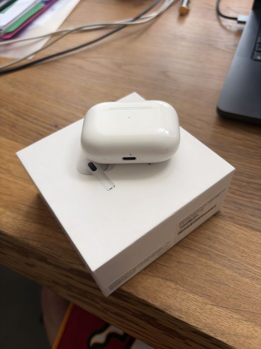 Airpods pro з коробкою, один навушник погано робить