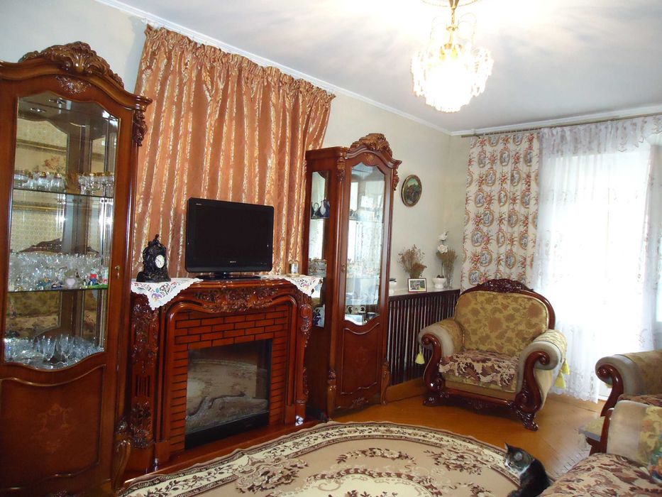 ПРОДАМ великогабаритну 2 кімнатну квартиру  сталинка в закритому дворі район Центрального рінку