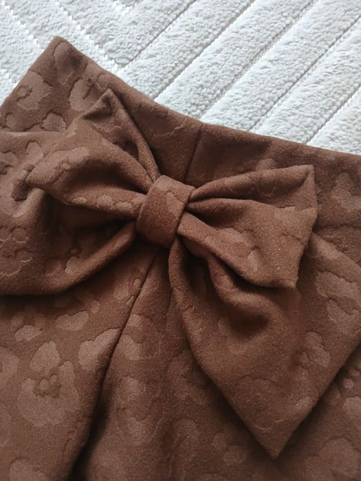 Brązowe eleganckie spodenki z kokardą