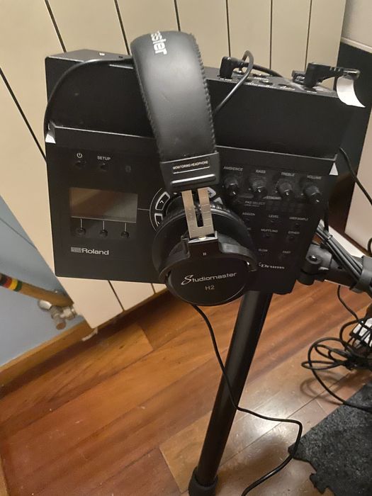 Bateria da Roland como nova com coluna, fones e baquetas.