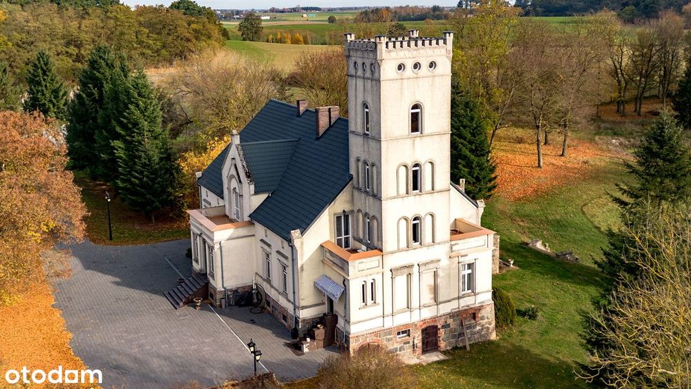 Zabytkowy dwór z 1871 roku.