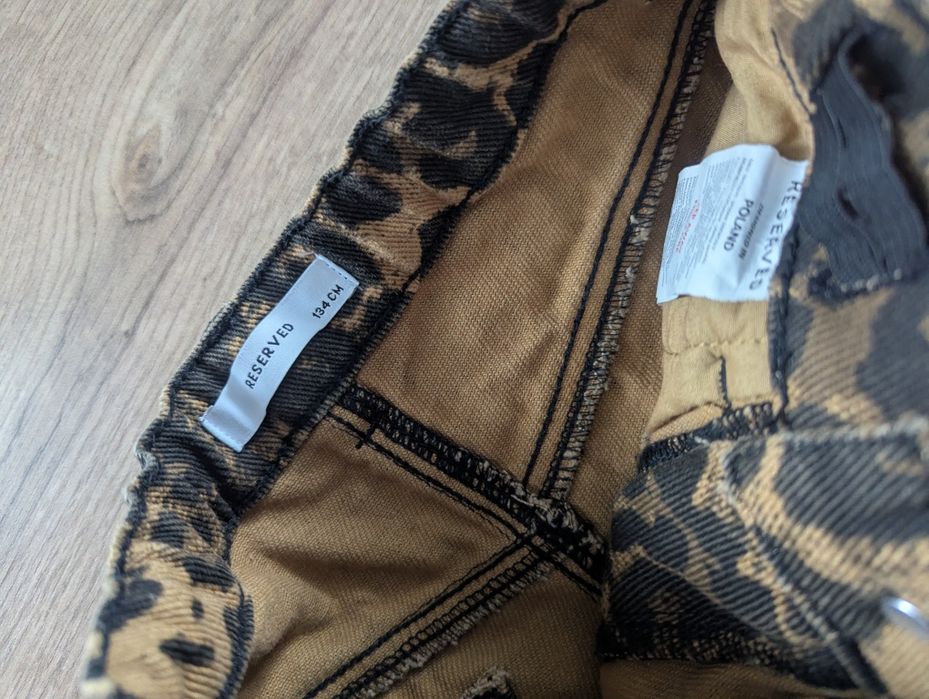 Spodnie dziewczęce jeansy w panterkę RESERVED rozm. 134 STAN IDEALNY jak nowe