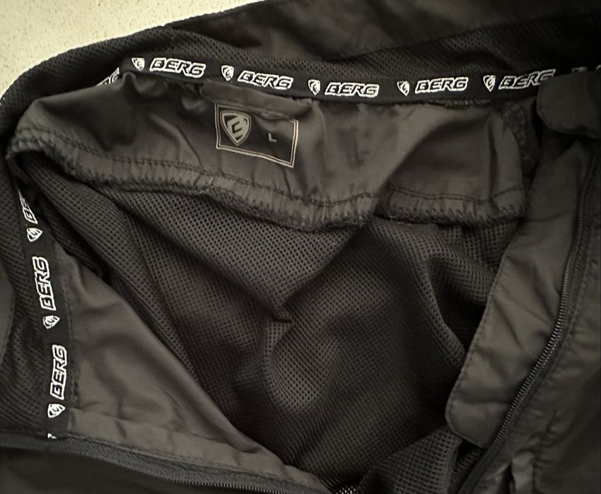 Casaco / colete corta-vento preto e vermelho BERG cycles