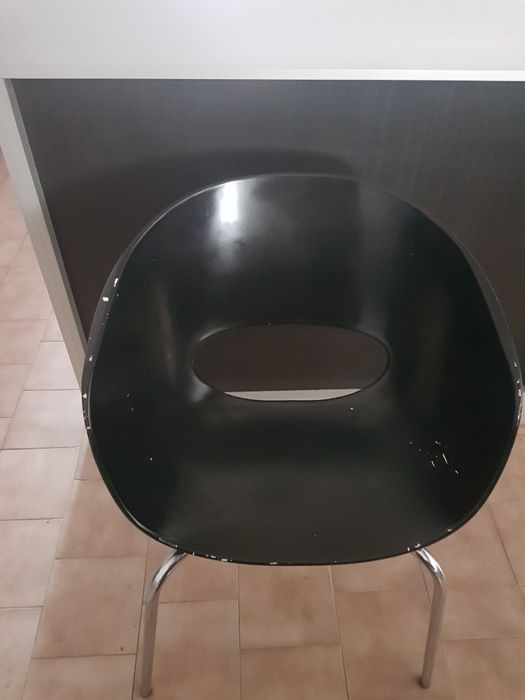 Cadeiras pretas pintadas