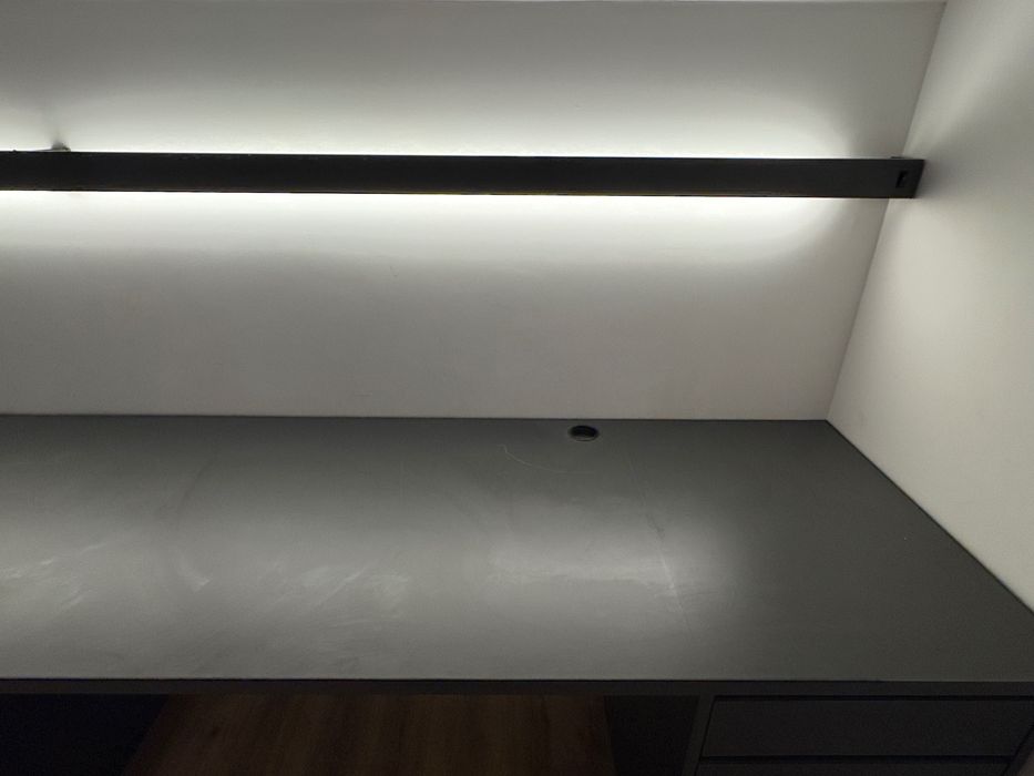 secretária sob medida em cinzento escuro com luz integrad