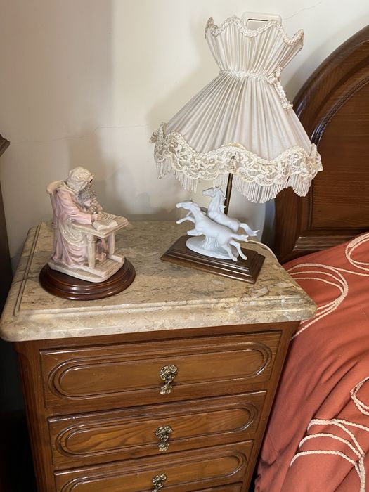 Quarto de casal em madeira de castanho! Com comoda com tampo em mármore e espelho e duas mesinhas de cabeceira com tampo em marmore! Colchão e estrado