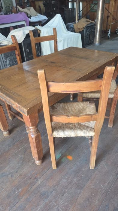 Mesa rustica  e cadeiras