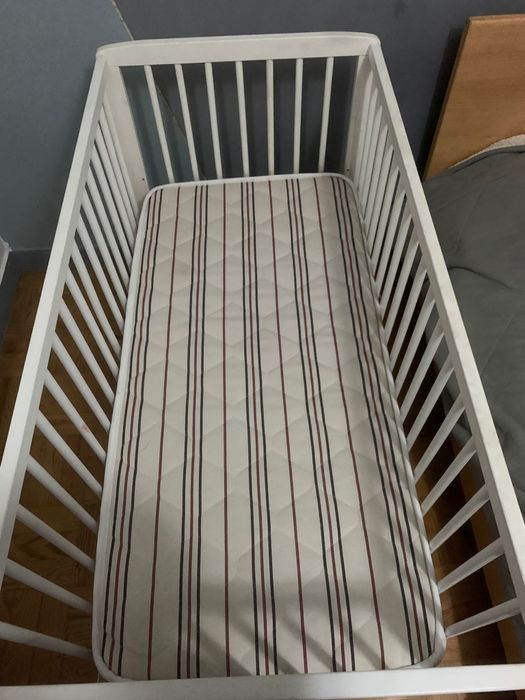 cama de bebé de madeira branca (negociável)