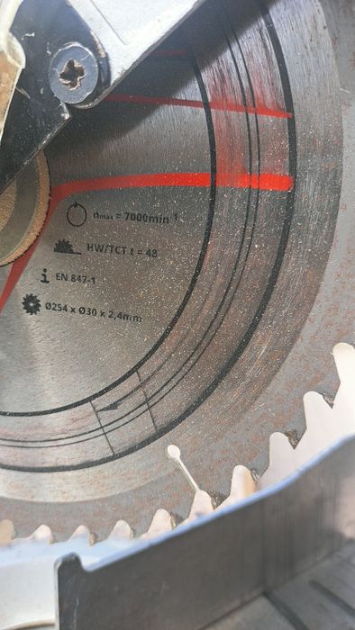 Maquina de corte em esquadria