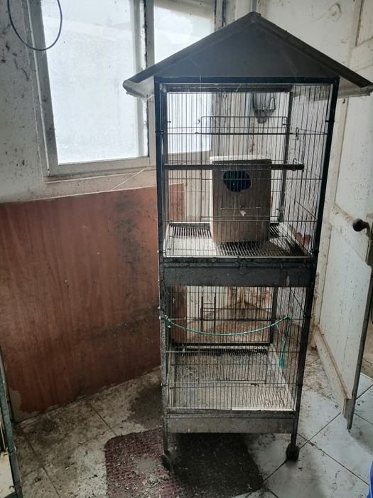 Varias gaiolas viveiros grandes