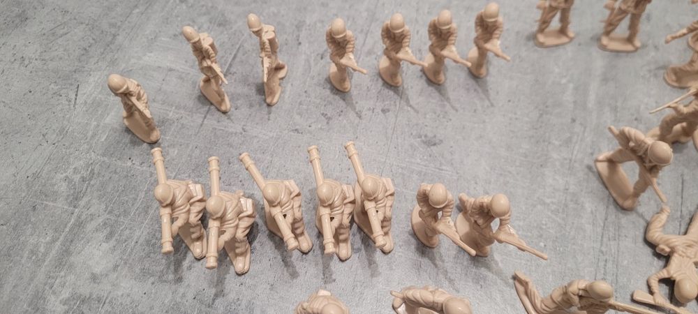 Żołnierze i figurki PRL 79 sztuk