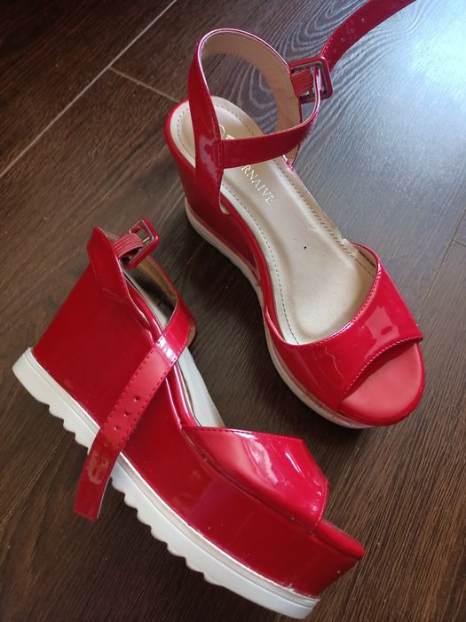 Туфлі, босоніжки